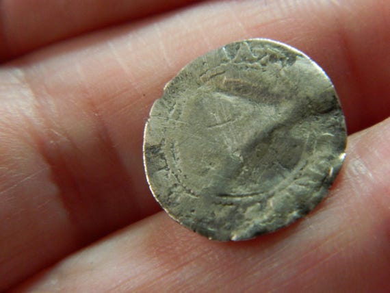 Small Queen Elizabeth 1st hammered silver coin dating from 16th century Metal detecting / detector find a great gift / present - Image 4
