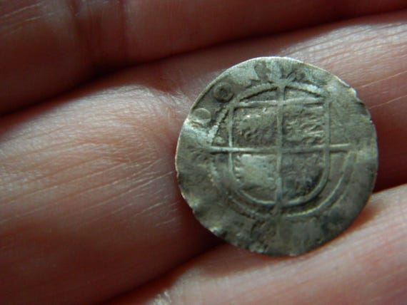 Small Queen Elizabeth 1st hammered silver coin dating from 16th century Metal detecting / detector find a great gift / present - Image 5