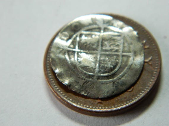 Small Queen Elizabeth 1st hammered silver coin dating from 16th century Metal detecting / detector find a great gift / present - Image 3