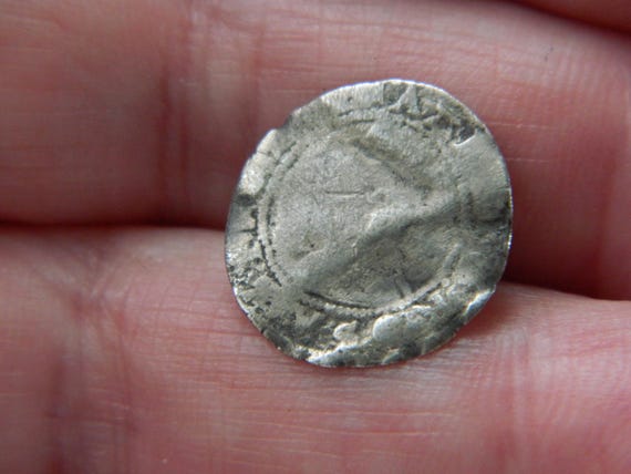 Small Queen Elizabeth 1st hammered silver coin dating from 16th century Metal detecting / detector find a great gift / present - Image 2