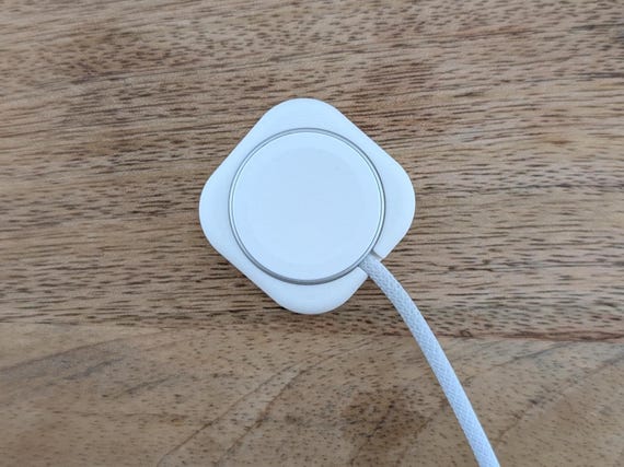 Magnetic Apple Watch Charger Mount: Wall, Desk, Bedside Organizer - Image 10