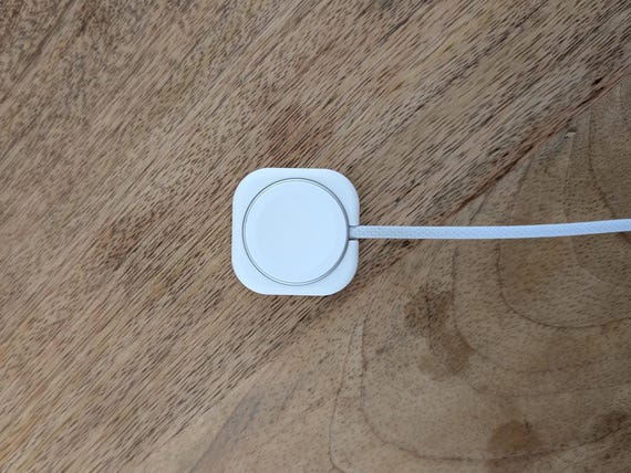 Magnetic Apple Watch Charger Mount: Wall, Desk, Bedside Organizer - Image 2