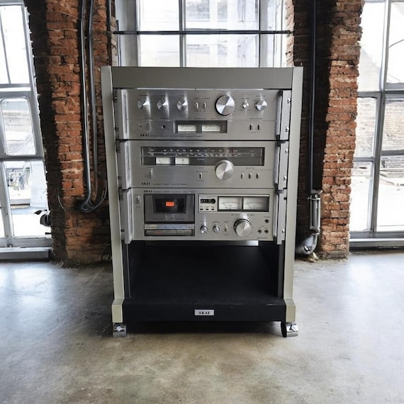 Vintage audio system AKAI: working